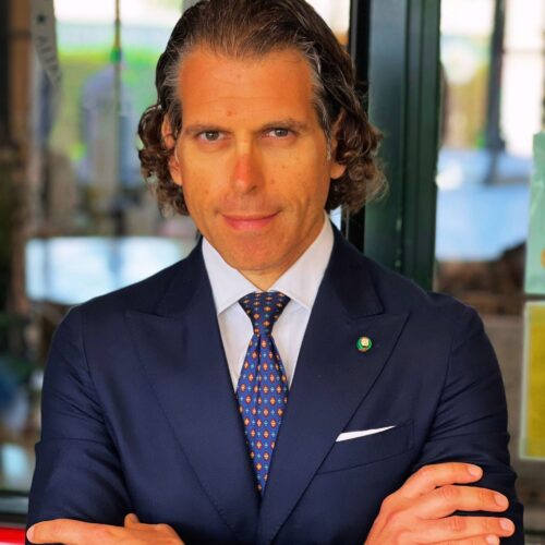 Il cavaliere Domenico De Rosa in una foto a mezzo busto con un completo elegante blu ripreso frontalmente: ha le braccia conserte.