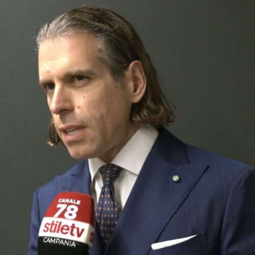 Domenico De Rosa parla al microfono di un giornalista