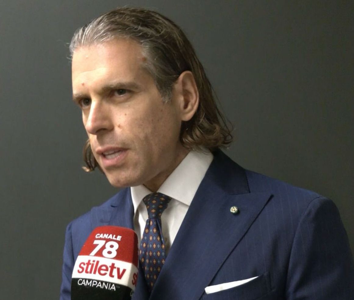 Domenico De Rosa parla al microfono di un giornalista