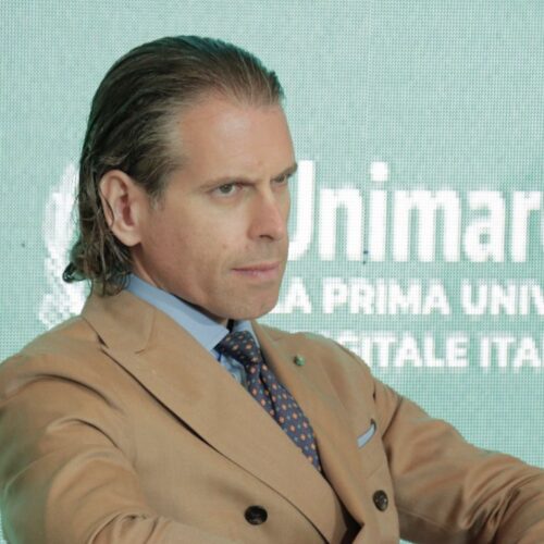 Foto di un uomo a mezzo busto, di profilo, in completo. Quell'uomo è Domenico De Rosa, CEO di SMET Group.