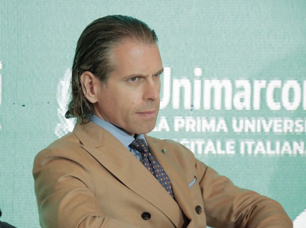 Foto di un uomo a mezzo busto, di profilo, in completo. Quell'uomo è Domenico De Rosa, CEO di SMET Group.